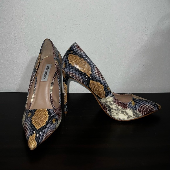 Steve Madden Heels and matching Purse - Picture 2 of 8